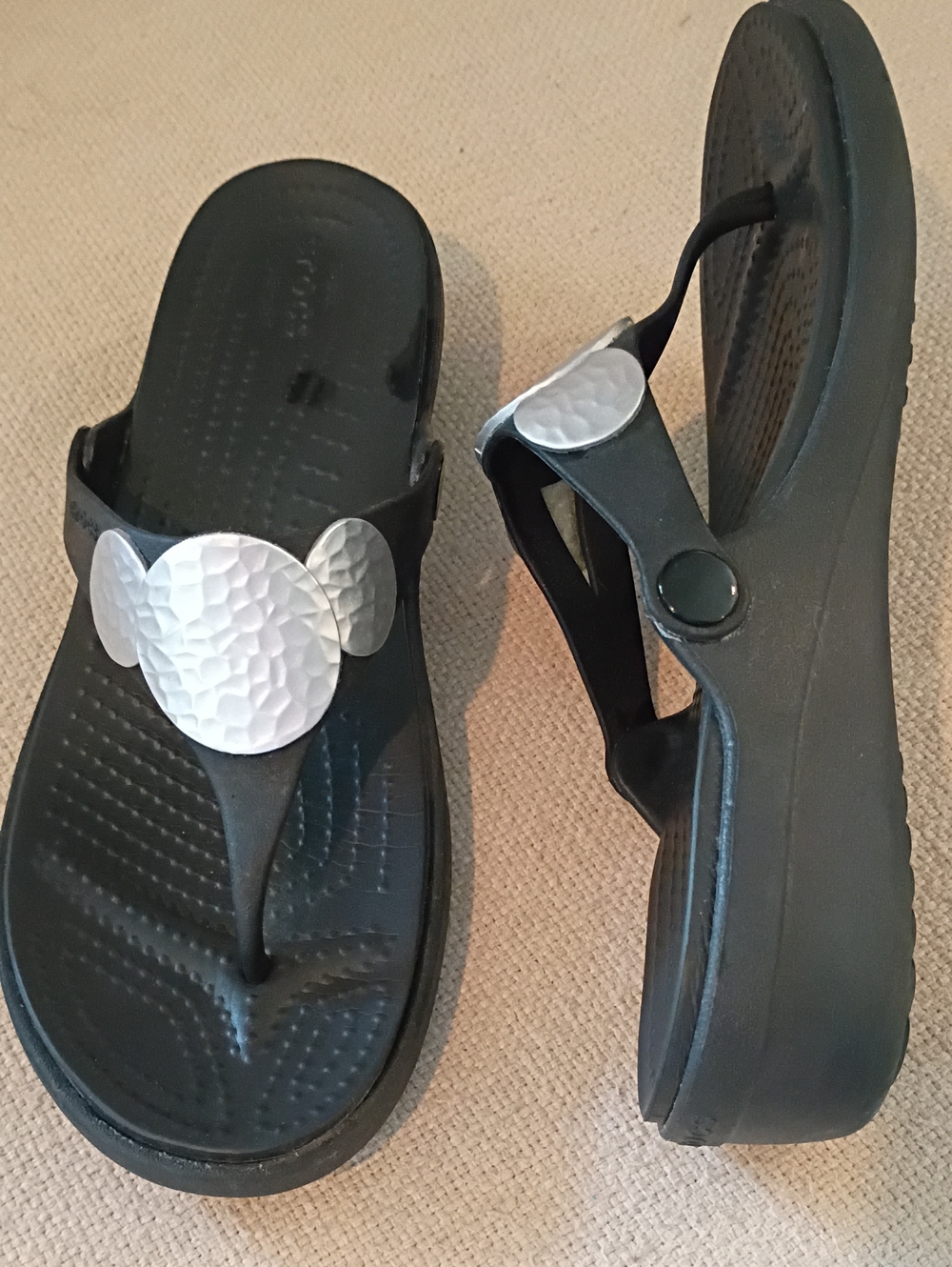 CROCS-Sz 8-Sanrah Hammered Silver(Plastic) Circle Black Low Wedge Thong Sandals